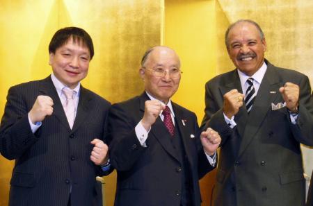 　笑みを浮かべる（左から）日本プロボクシング協会の大橋秀行会長、林有厚コミッショナー、フランシスコ・バルカルセルＷＢＯ会長