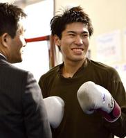 　スパーリングを終え、新田渉世会長（左）と笑顔で話す黒田雅之（撮影・吉澤敬太）