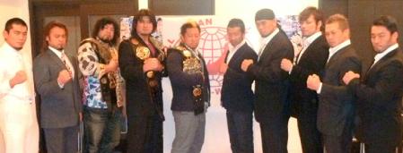 ２３日のシングル５番勝負へ向けて闘志満々の大森隆男（左から４人目）ら全日本勢と、秋山準（右から４人目）率いるバーニング