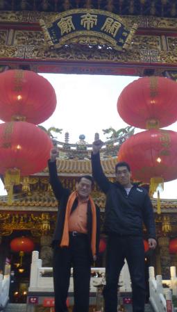 　関帝廟を訪れた猪木会長（左）と泰山