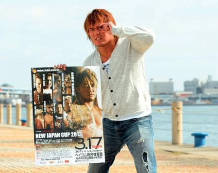 神戸港を背にポーズを取る内藤哲也＝神戸ハーバーランド（撮影・片岡寛尚）