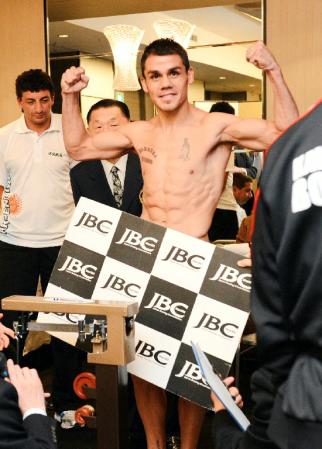 全裸になり計量をクリアしたファン・カルロス・レベコは局部を隠されたままガッツポーズ（撮影・北野将市）