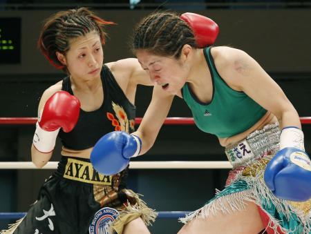 　３回、秋田屋まさえ（右）を攻める宮尾綾香＝後楽園ホール