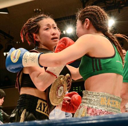 秋田屋（右）に判定で勝利し初防衛を果たした宮尾＝後楽園ホール（撮影・北野将市）