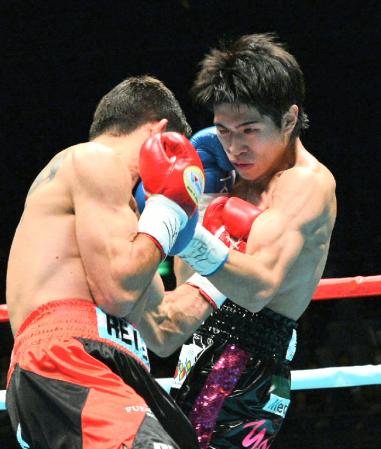 １回、ファン・カルロス・レベコ（左）と強烈なパンチを打ち合う黒田雅之（撮影・持木克友）
