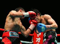 　９回、レベコ（左の）左アッパーが黒田の顔面をとらえる（撮影・持木克友）