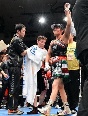 判定でイベス・サモラに敗れ肩を落とす柴田直子（中央）＝後楽園ホール（撮影・会津智海）