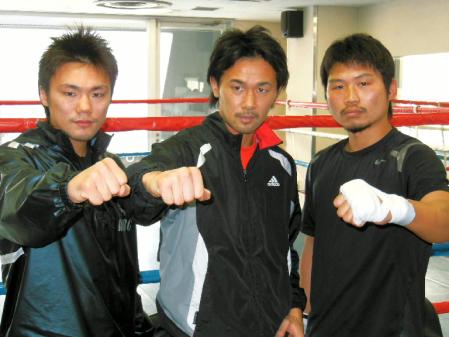 拳を突き出す（左から）五十嵐俊幸、山中慎介、三浦隆司