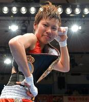 判定勝利で９度目の防衛に成功しポーズを決める多田悦子＝後楽園ホール（撮影・会津智海）