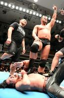 中邑（下）を踏みつけるデイビーボーイ・スミスｊｒ（右）と鈴木＝後楽園ホール