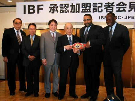 ＩＢＦのダリル・ピープルズ会長（右から２人目）からミニチュアのチャンピオンベルトを贈られるＪＢＣの林有厚コミッショナー（右から３人目）＝東京都文京区の後楽園飯店