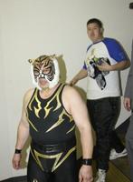 　初代タイガーマスクと引き揚げる納谷（右）