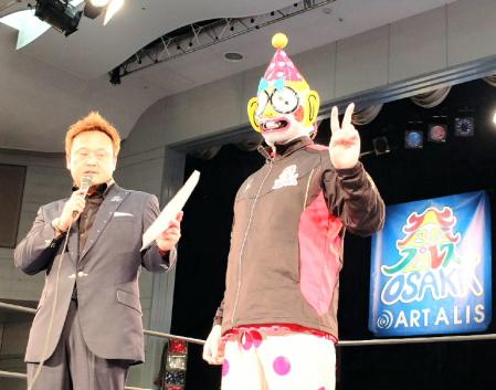 飲食店経営に乗り出すことが発表されたくいしんぼう仮面。左は大阪プロレス・阪上雄司会長＝大阪・ＩＭＰホール