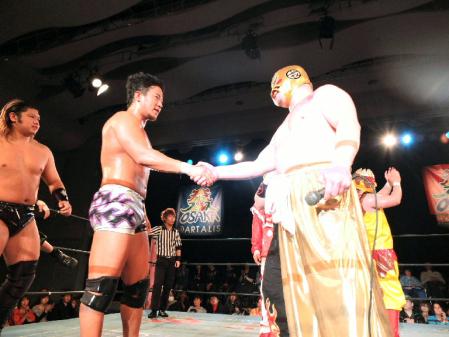 握手を交わす原田大輔（左）とえべっさん＝大阪・ＩＭＰホール