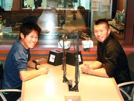 スタジオ内で談笑する川内優輝（左）と内山高志