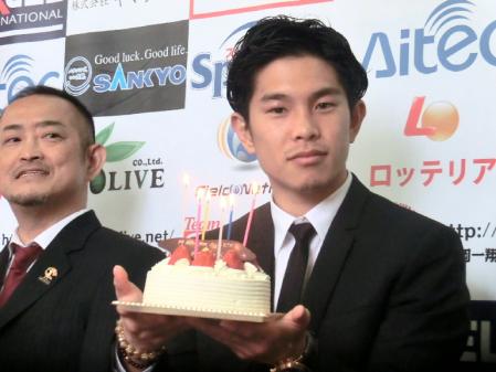 バースデーケーキを手に笑顔の井岡一翔