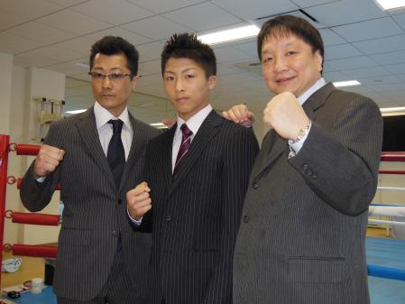 　スーツ姿で会見を行った井上尚弥（中央）と父の真吾氏（左）と、大橋ジムの大橋秀行会長