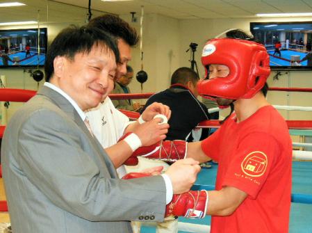 勝利を確信したかのような余裕の笑みを浮かべる大橋ジムの大橋秀行会長（左）と八重樫東