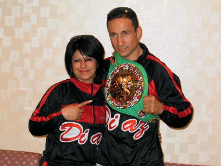 ロサ・クラウディア夫人を伴って来日したガマリエル・ディアス＝成田空港