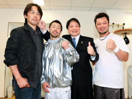 偵察に訪れた五十嵐俊幸の葛西裕トレーナー（左端）と記念撮影する（左２人目から）八重樫東、大橋秀行会長、松本好二トレーナー（撮影・金田祐二）