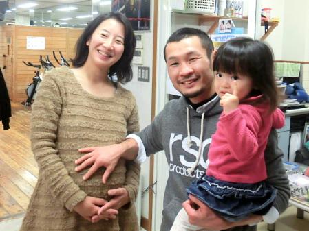　第２子が７月上旬に誕生する名城。左は智子夫人、右は長女の柚希さん