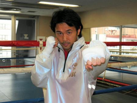 得意の左ストレートを放つポーズをする山中慎介＝東京都新宿区の帝拳ジム