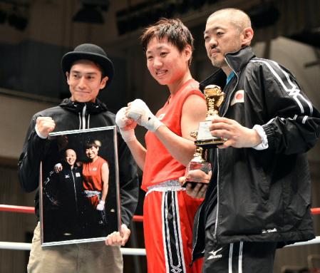 試合後、笑顔で並ぶ（左から）伊勢谷友介、山崎静代、梅津トレーナー（撮影・田村亮介）