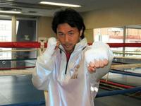 得意の左ストレートを放つポーズをする山中慎介＝東京都新宿区の帝拳ジム