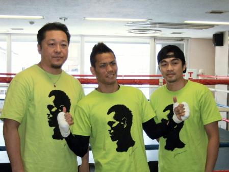 世界タイトル奪取へ自信満々のマルコム・ツニャカオ。左は山下正人会長、右はエリベルト・ゲホン・トレーナー（帝拳ジム）