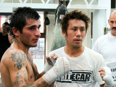 　ＷＢＯ世界フライ級13位のカルロス・ルーベン・ダリオ・ルイス（左）と日本同級王者の粉川拓也