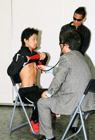 医師の検診を受ける山中慎介（右上は挑戦者・マルコム・ツニャカオ）後楽園ホール展示会場（撮影・金田祐二）