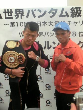 調印式で顔を合わせた亀田興毅とパノムルンレック