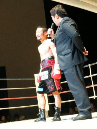 再起戦をＫＯ勝ちで飾った名城信男（左）