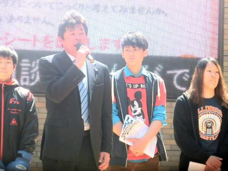 ステージからボクシング部への入部を呼びかける赤井総監督