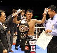 　試合の内容に不満げな表情を見せる亀田興毅