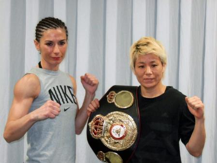 健闘を誓い合う王者山口直子（右）と挑戦者ロレダナ・ピアッツア（後楽園ホール展示場）