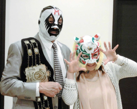 初タッグを組むミル・マスカラス（左）とゆずポンマスク（都内にて）