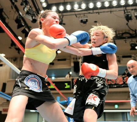 右ストレートでロレダナ・ピアッツァ（左）をひるませる山口直子＝後楽園ホール（撮影・北野将市）