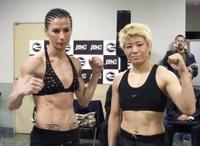 　計量を終えて健闘を誓うＷＢＡ女子世界スーパーフライ級世界王者山口直子（右）と挑戦者ロレダナ・ピアッツア