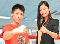 菜々緒（右）とファイティングポーズをとる井上尚弥＝神奈川県横浜市の大橋ジム（撮影・吉澤敬太）