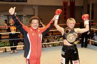 　ＴＫＯ勝ちで防衛に成功した山口直子（右）の右手を持ち上げ喜ぶ所属ジムの会長でデイリースポーツ評論家・具志堅用高氏