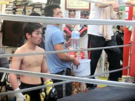 　一度リングから降ろされて、ぼうぜんとした表情で一翔のスパーリングを見守る宮崎