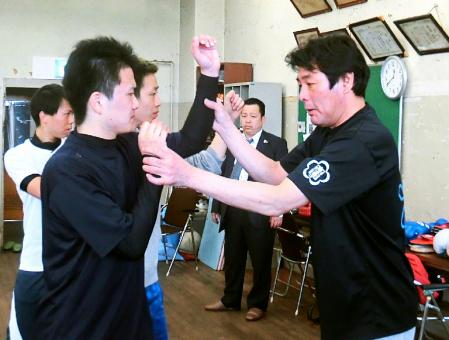 体験入部の生徒を指導する赤井総監督（右）