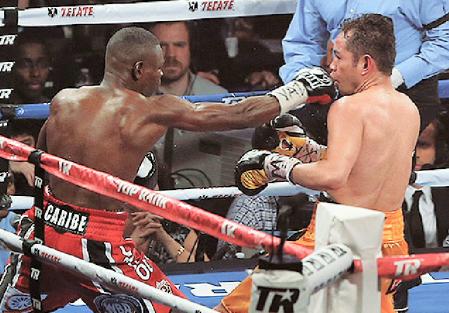 　会場からのブーイングにも応じず、右ジャブを的確にヒットさせ試合をコントロールしたリゴンドー（左）。右はドネア＝ラジオシティ・ミュージックホール（撮影＝大橋小太郎）