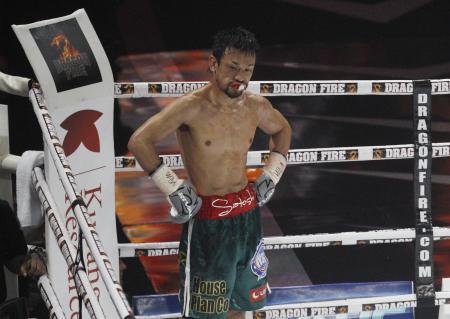 　負傷引き分けの判定に不満そうな細野悟＝ジャカルタ（ＡＰ＝共同）