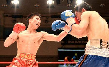 １０回、佐野（右）に左ストレートを打ち込む井上尚弥（撮影・開出　牧）