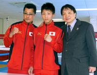 　一夜明け会見を行った井上尚弥（中央）、父の真吾トレーナー（左）、大橋秀行会長
