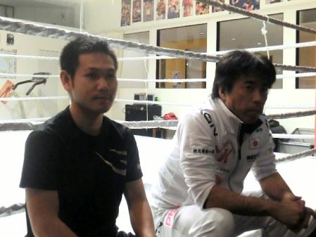 練習を再開した高山（左）と、中出トレーナー