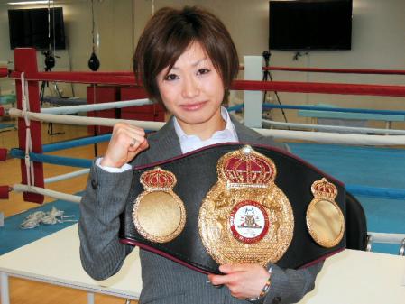チャンピオンベルトを手にポーズを決める宮尾綾香