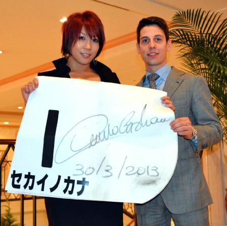 名付け親となった「セカイノカナ」の祝勝会に参加した華名（左）とＣ・デムーロ